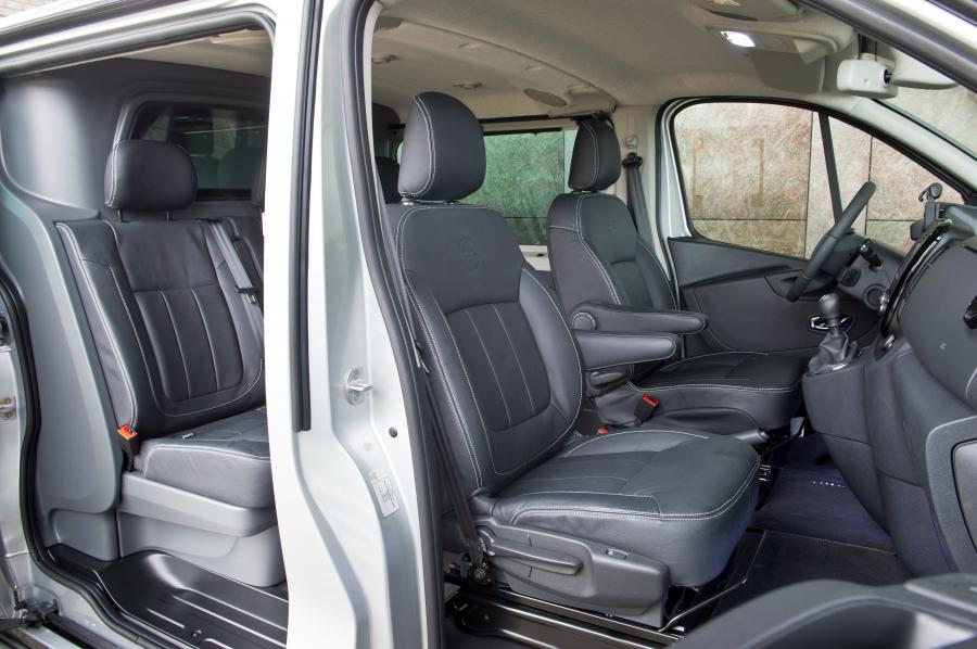 Интерьер Opel Vivaro Sport Combi BiTurbo LWB 2016 года  (фото 10 из 10)